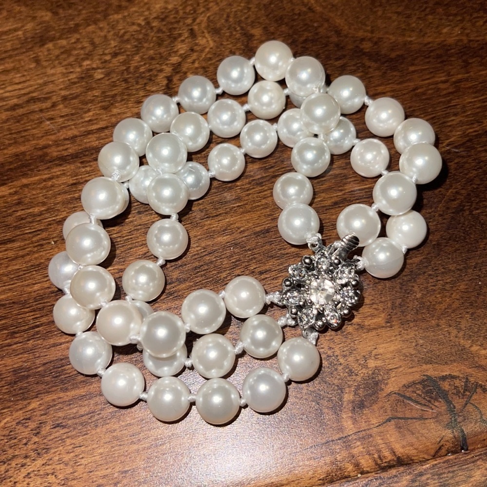 Pearl bracelet with beautiful rhinestone clasp